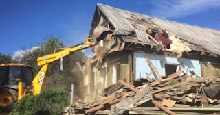 Промышленный демонтаж пристроек к дому в Белове | Цены от 563 руб. за м2