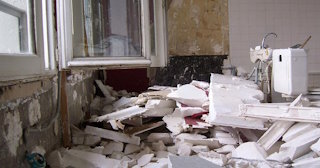 Демонтаж хрущевки в Белове - удаление старых полов и стен по выгодной цене от 1738 рублей.