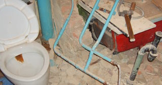 Профессиональный демонтаж перегородки ванной и туалета в Белове - от 563 рублей